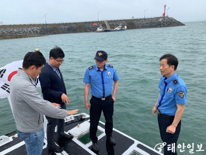 연안해역 안전관리 주력 장비인 연안구조정 관리상태를 점검하고 있는 해양경찰.jpg
