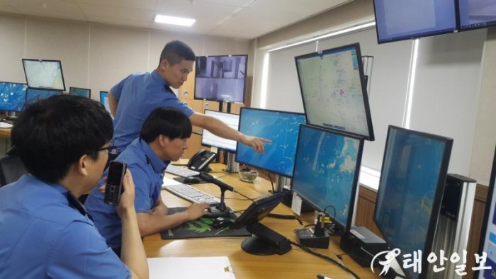 태안연안VTS관제사들이 선박통항에 관한 안전사항을 모니터링하고 있다.jpg