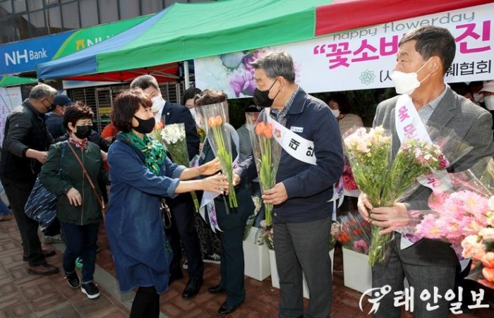 희망의 꽃 나눠주기 캠페인 (1).JPG