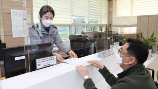 충남 15개 경찰서 민원실에 투명 가림막 설치...'코로나19' 예방 차원